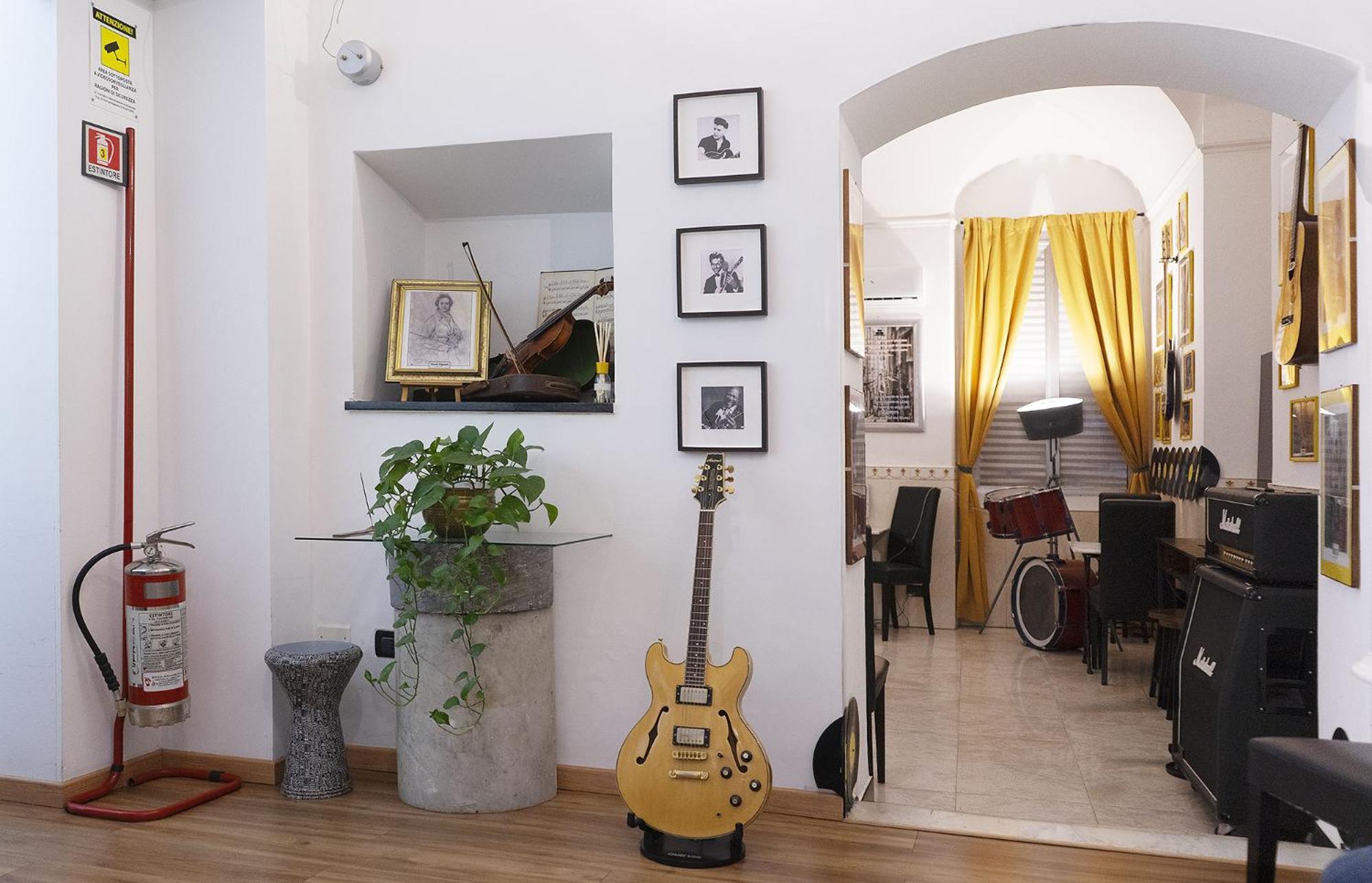 Red And Blues Music Hotel 2*